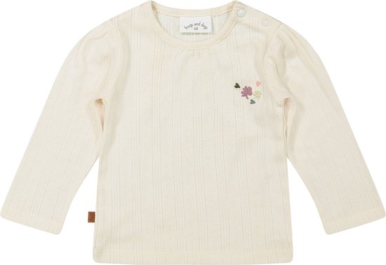 Crèmekleurig longsleeve T-shirt met een subtiele puntelle textuur en een geborduurde bloemenapplicatie op de borst. Ronde hals met knoopsluiting op de schouder.