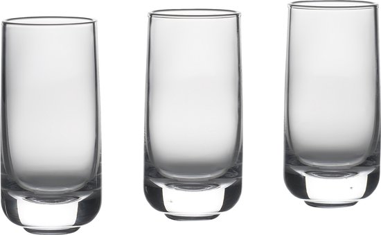 Drie lege, doorzichtige shotglazen met dikke bodem op een witte achtergrond.