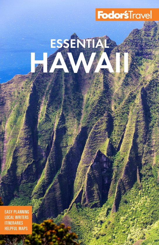 Fodor's Essential Hawaii reisgids met een weelderige, groene bergketen en de oceaan op de achtergrond.