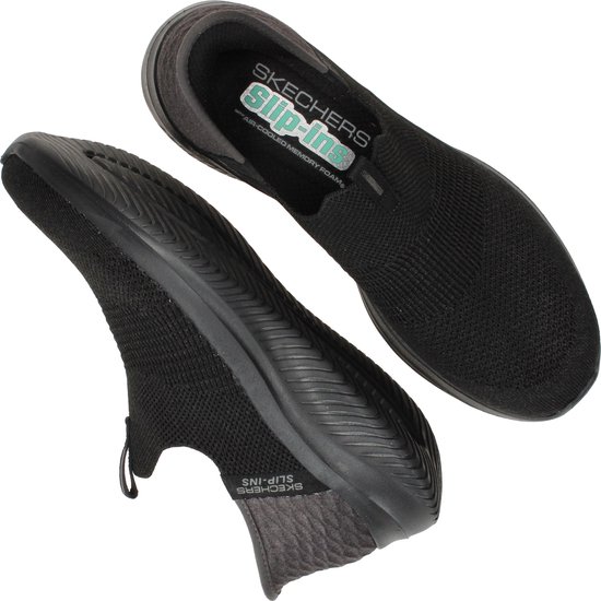Twee zwarte instappers, één met zool zichtbaar, de ander met binnenzool met 'Skechers Slip-ins' opdruk.