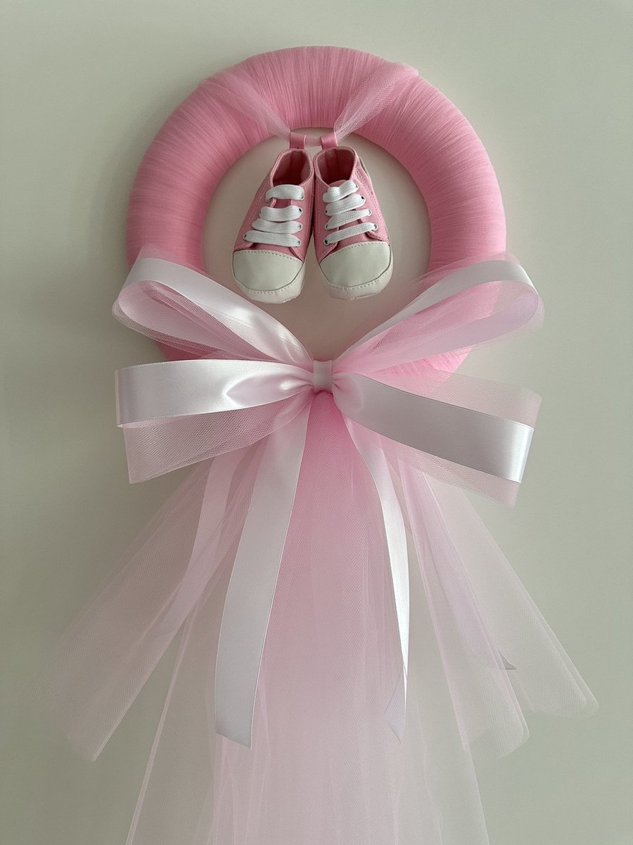 AUTODECO.NL - NORA Luxe Geboorte Krans met Babyschoentjes - Voordeur Krans - Baby Krans - Geboorte Versiering Meisje - Deur Krans - Roze Deur Decoratie - Cadeau voor Geboorte - Baby Girl - Babyshower - Kraamcadeau