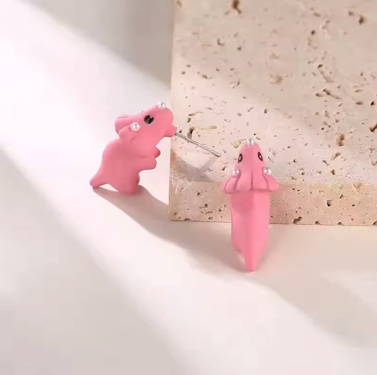 Hiden - Oorbellen - Oorknopjes - Oorringen - Sieraden - Cadeau - Sieraden Dames - Kinderen - Fashion - Earrings - Subtiele oorbellen - Roze Dino