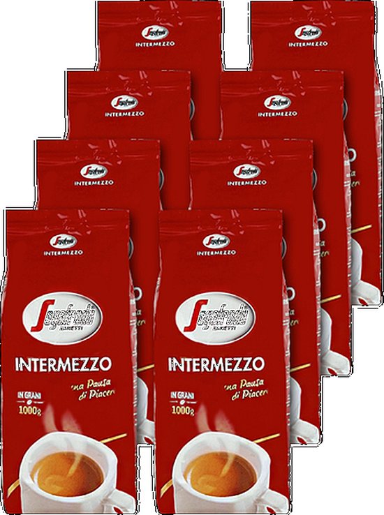 Acht rode verpakkingen van Segafredo Intermezzo koffiebonen, elk 1 kg.