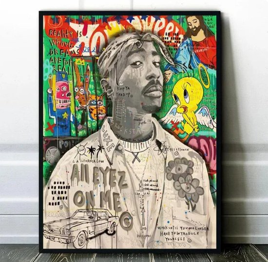 Schilderij met graffiti-achtige achtergrond met een portret van Tupac. Tekst "ALL EYEZ ON ME" op zijn shirt.