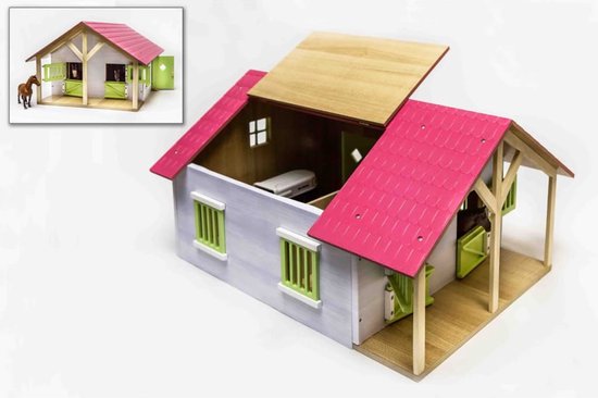 Houten paardenstal met roze dak, witte muren en groene luiken. Het dak kan open om de inhoud te tonen.