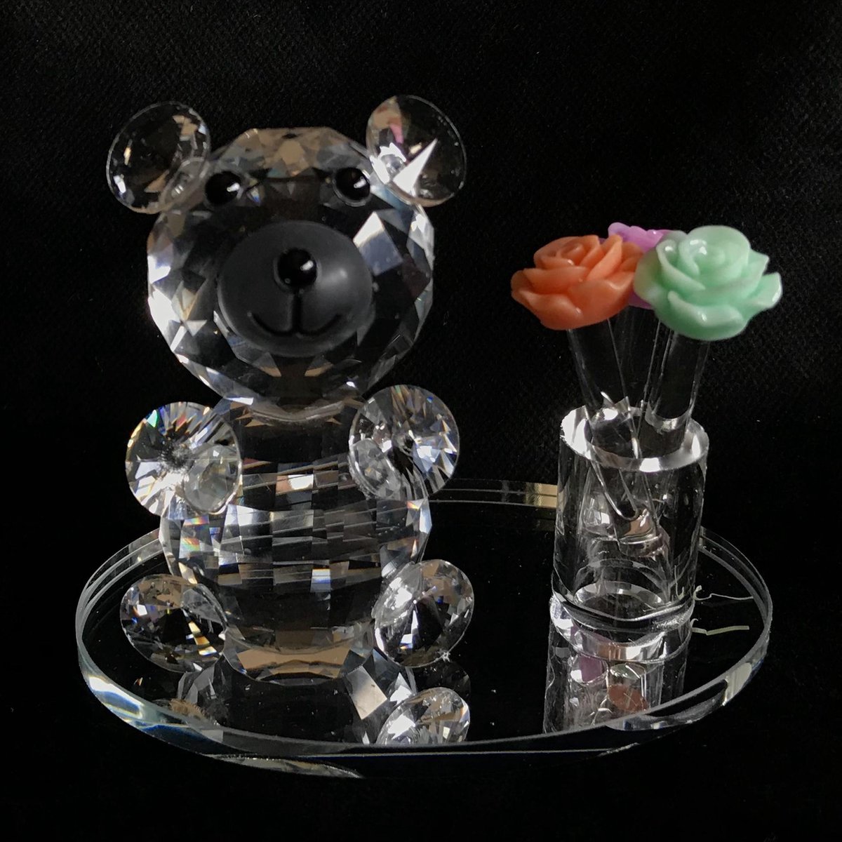 Kristal glas beertje met kleine vaas en drie verschillende kleuren rozen 8x7x5cm staat op