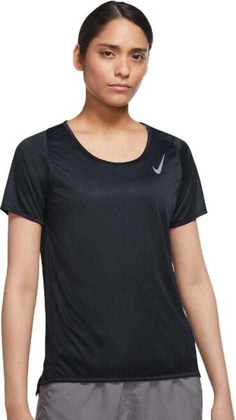 Dames Nike sportshirt in het zwart met zilverkleurig Nike logo op de borst.