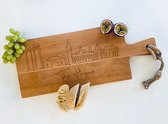 Serveerplank met Skyline van Den Haag | Gegraveerde houten snijplank, hapjesplank, borrelplank met handvat | Cadeau, geschenk