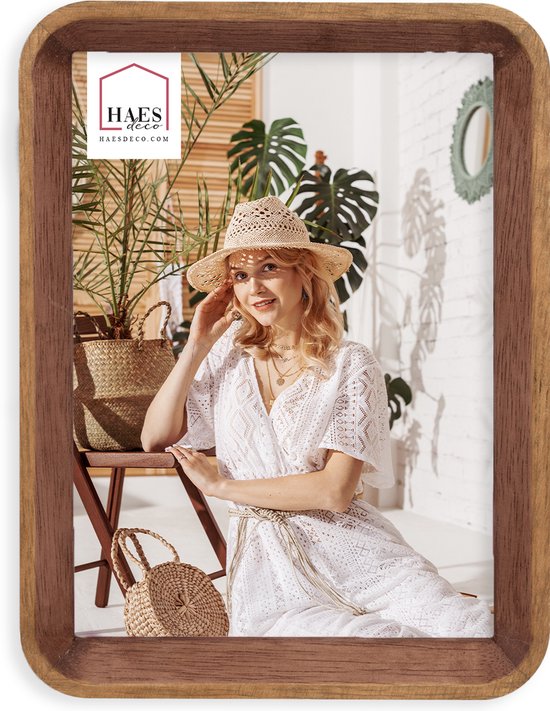 Cadre photo en bois (32x22 cm) avec le logo HAES deco et une photo d'une femme au chapeau de paille.