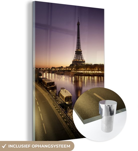 MuchoWow® Glasschilderij 60x90 cm - Schilderij acrylglas - De Eiffeltoren bij zonsondergang met woonboten - Foto op glas - Schilderijen