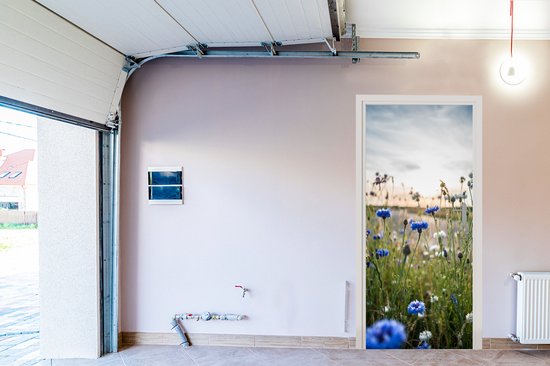 Deursticker Bloemen - Zomer - Korenbloem - Blauw - Zon - Wolken - 85x205 cm - Deurposter