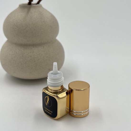LASHNOVO ADVANCED 5ml wimperlijm in gouden flesje met zwarte, gouden label en losse dop.