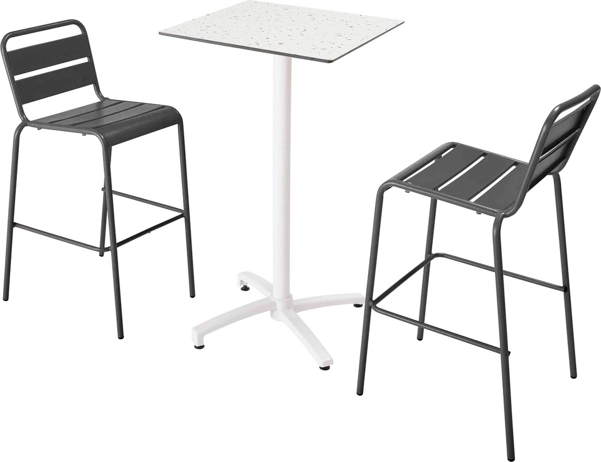 Hoge tafel met terrazzo laminaat en 2 grijze stoelen van Oviala.