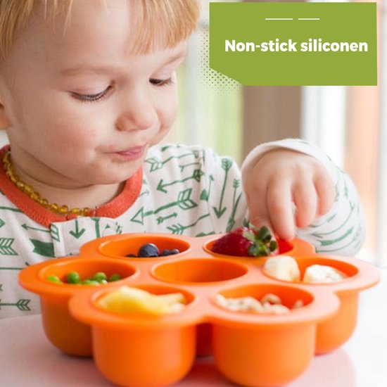 Oranje bloemvormige siliconen bakjes met babyvoeding, gezien vanuit het perspectief van een baby die naar het eten kijkt.