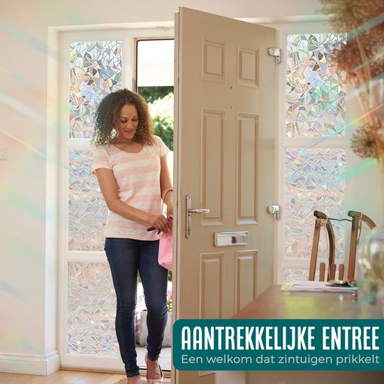 Vrouw bij entree met prisma scherven raamfolie op deuren. Tekst "Aantrekkelijke entree".
