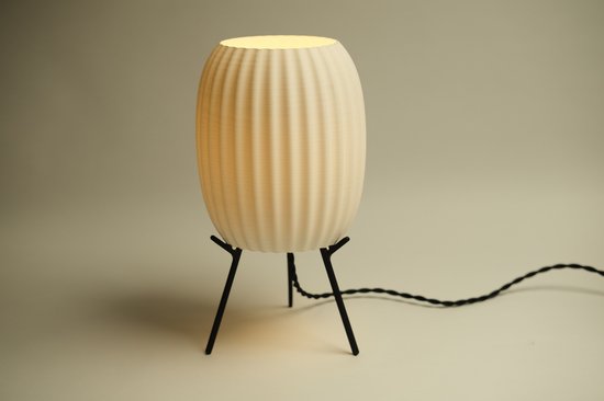 Minimalistische Japandi Stijl Tafellamp - 3D Geprint Ribbelvorm Ø16 cm - Handgemaakt in Amsterdam - Bureaulamp, Sfeerlamp - Biologisch Afbreekbaar - Inclusief Melkglas LED