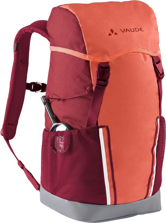 Rood met oranje Vaude kinderrugzak met gaaszakken aan de zijkant en een metalen fles.