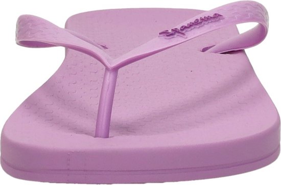 Lichtpaarse Ipanema slipper met golvend patroon op bandjes en zool, van voren gezien.