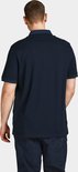 Achterkant van een donkerblauw poloshirt met korte mouwen, gedragen door een man.