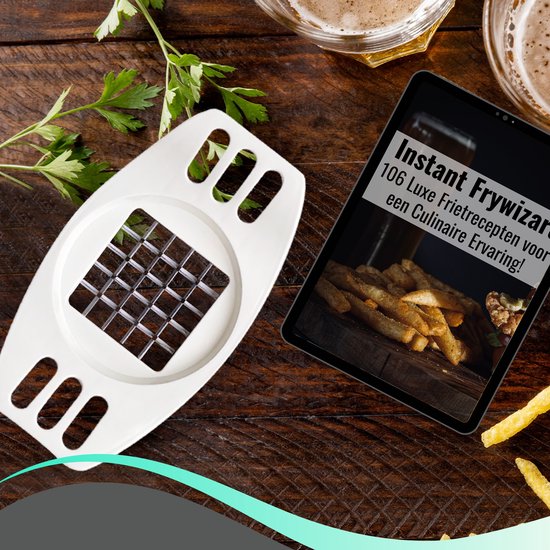 Witte frietsnijder en een tablet met recepten, op een houten tafel met bier en peterselie.