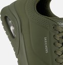 Gros plan d'une sneaker Skechers verte avec lacets, perforations et amorti air.