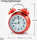 Rode wekker met afmetingen: breedte 11,5 cm, hoogte 16,5 cm.