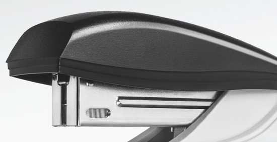 Close-up van de metalen nietkop van een zwarte nietmachine.