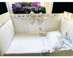 Gepersonaliseerde bedomrander met een blauwe fiets en een geborduurde toewijding - Naam van de baby geborduurd /Personalized Bed Bumpers with a blue bike and a dedication embroidered- Name of the baby embroidered 2x 60 x 120 cm