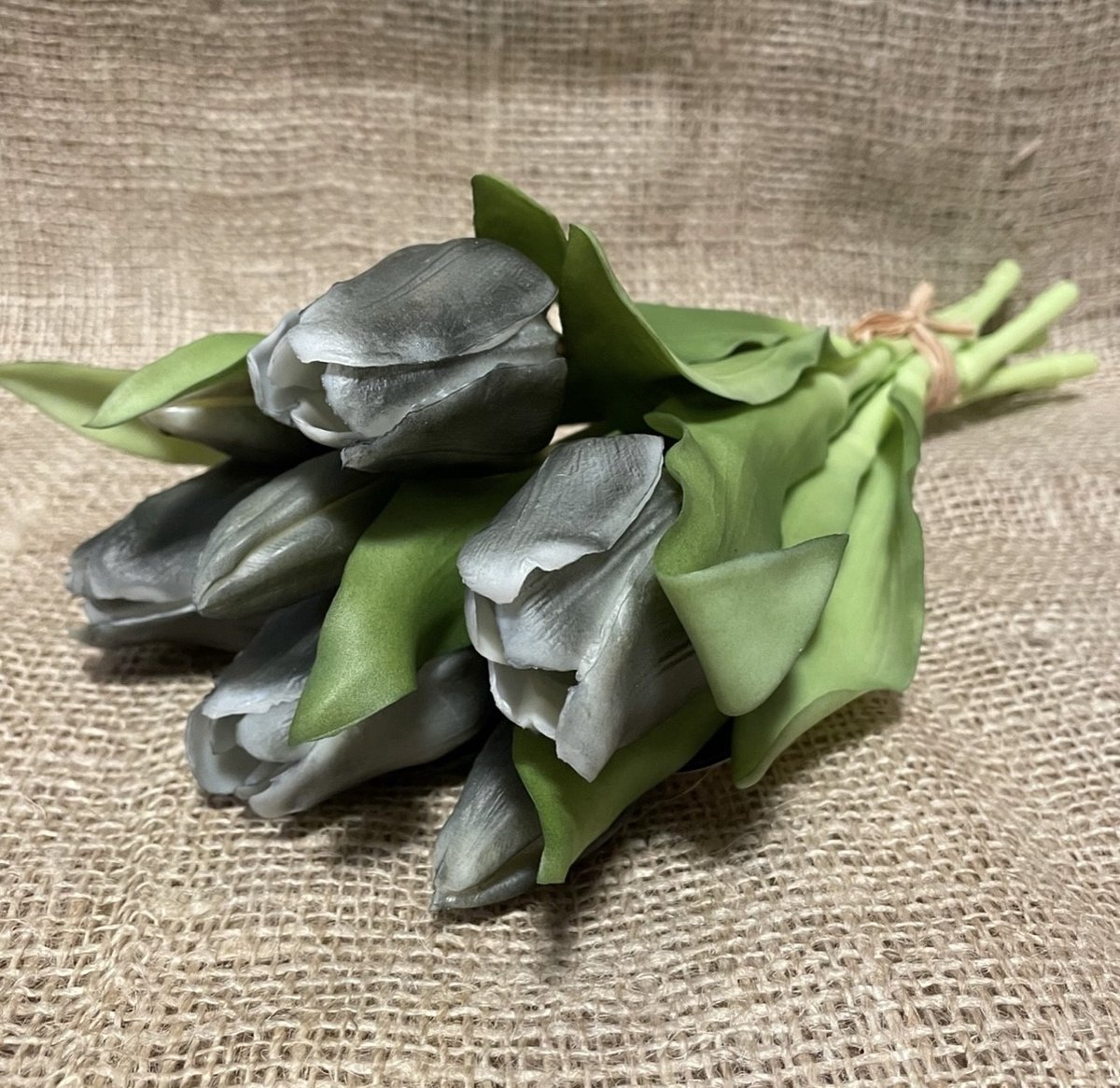 KNUS Lifestyle Kunstbloem Tulp - Zwart - Real touch tulpen - 30 a 31 cm - Boeket - Kunstbloemen - Kunst bloem - Sally tulp - Black Beauty - Interieur - Sfeer - Voorjaar - Pasen - Paasdecoratie - Bloemen - Moederdag - Oma - Decoratief - Deco - Decoratie