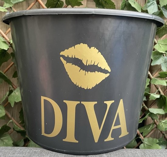 Emmer - 12 Liter- Met tekst: Diva en Kus - kleur Goud - cadeau -Kado - Verjaardag - Feest - Feestje - Partij - Partijtje - Feesten - Poetsen - Poets - Schoonmaken - Schoonmaak - Vieren - Vier - Jarig - Jarige - Feestelijk - Tuinieren - Tuin Tuintje