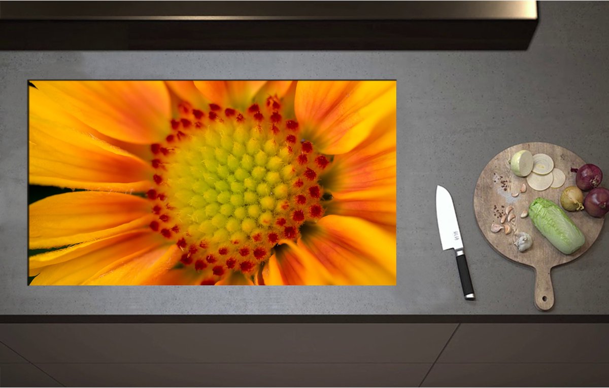 Inductieplaat Beschermer - Binnenkant Oranje Bloem van Dichtbij - 90x51 cm - 2 mm Dik - Inductie Beschermer - Bescherming Inductiekookplaat - Kookplaat Beschermer van Zwart Vinyl