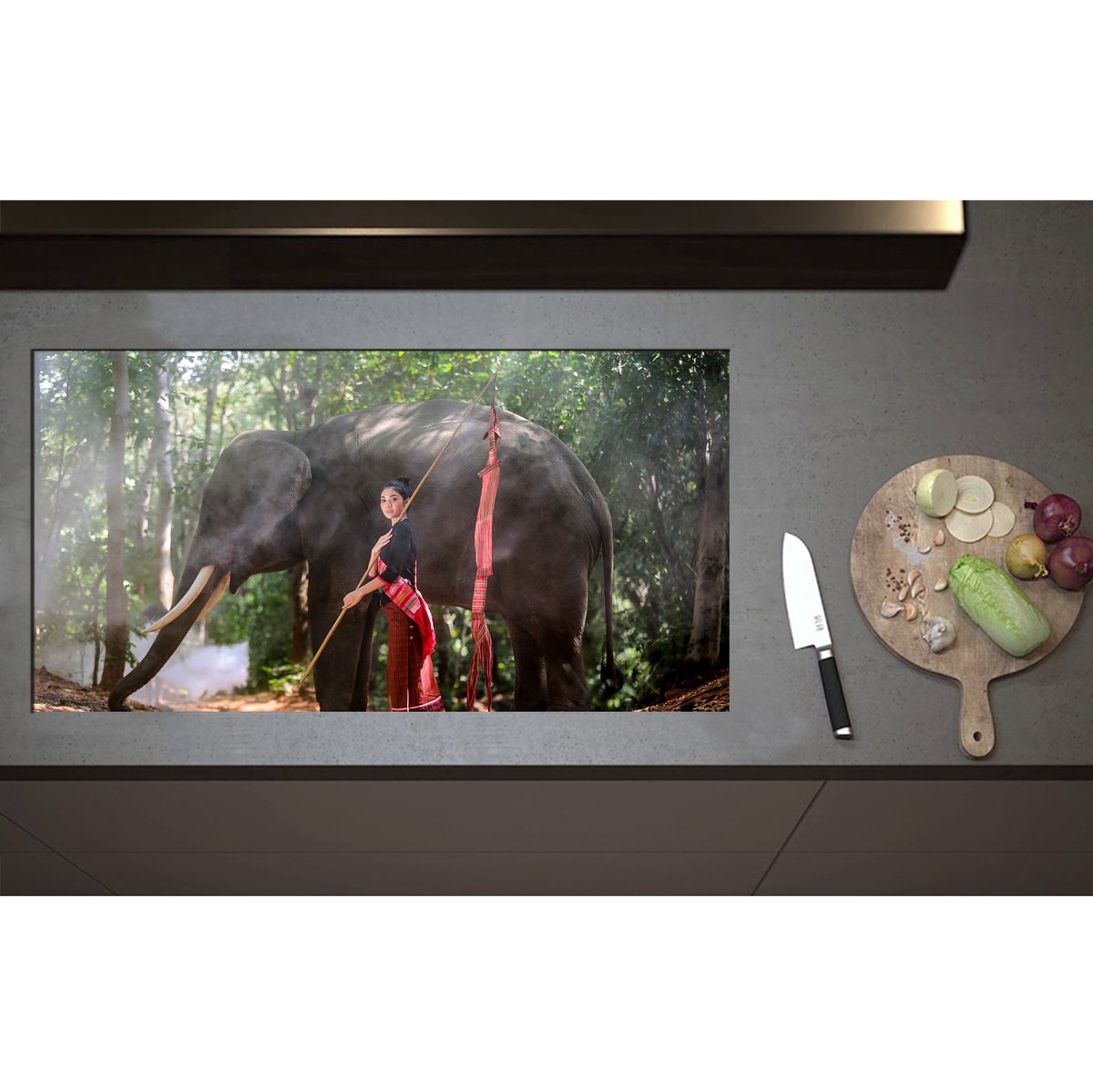 Inductieplaat Beschermer - Aziatische Vrouw bij Olifant in het Bos - 95x50 cm - 2 mm Dik - Inductie Beschermer - Bescherming Inductiekookplaat - Kookplaat Beschermer van Wit Vinyl