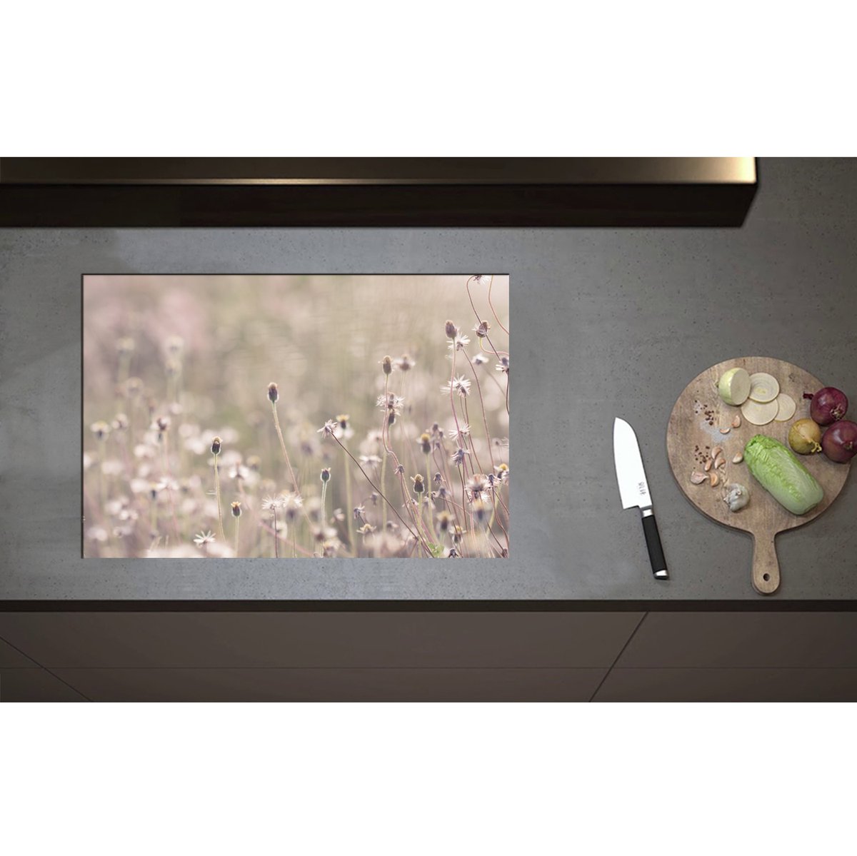 Inductieplaat Beschermer - Bevoreren Kleine Bloempjes in het Veld op Koude Herfstdag - 75x50 cm - 2 mm Dik - Inductie Beschermer - Bescherming Inductiekookplaat - Kookplaat Beschermer van Zwart Vinyl