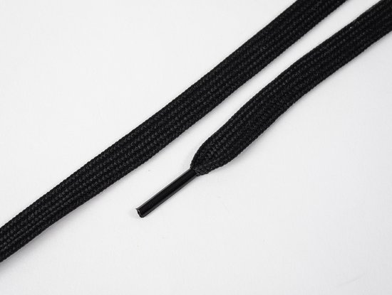 Zwarte platte veters met zwarte aglets.