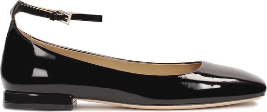 Black lacquered pumps in Mary Jane style