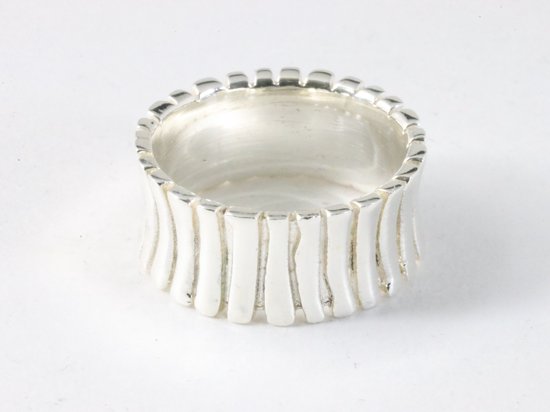 Bewerkte zilveren ring met ribbels - maat 21