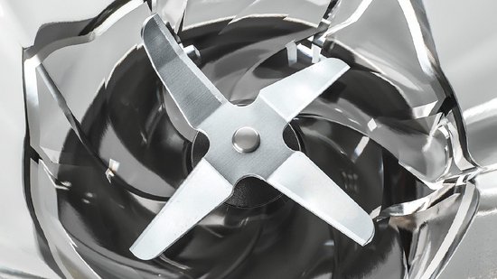 Close-up van de roestvrijstalen messen van een Bosch blender.