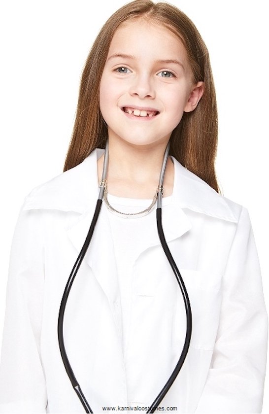 Fille aux cheveux bruns portant une blouse blanche de médecin avec un stéthoscope autour du cou.