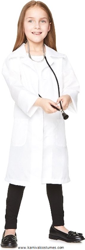 Fille aux cheveux bruns portant une blouse blanche de médecin, un haut blanc et un legging noir, avec un stéthoscope dans les mains.