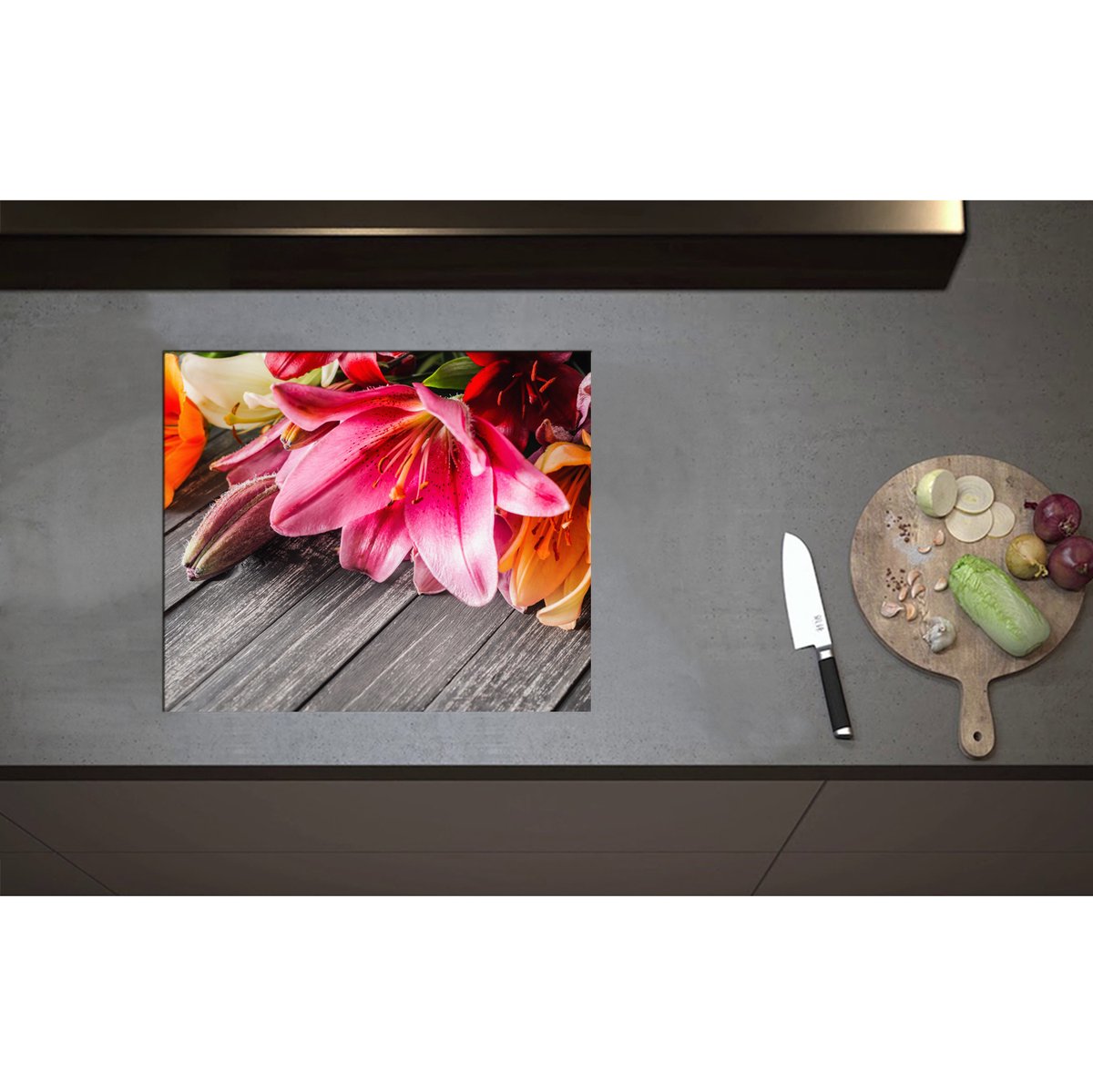 Inductieplaat Beschermer - Boeket van Verschillende Bloemen Liggend op Houten Tafel - 59x50 cm - 2 mm Dik - Inductie Beschermer - Bescherming Inductiekookplaat - Kookplaat Beschermer van Zwart Vinyl