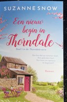 De cover van 'Een nieuw begin in Thorndale'. Een oud huis met roze deur en twee stoelen buiten, in een bloeiende tuin.