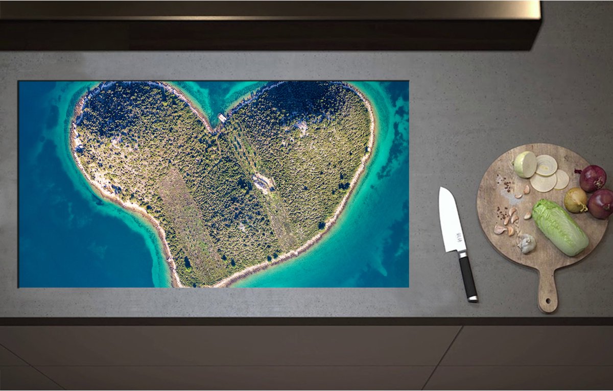 Inductieplaat Beschermer - Bovenaanzicht van Hartvormig Onbewoond Eiland in Tropische Zee - 95x51 cm - 2 mm Dik - Inductie Beschermer - Bescherming Inductiekookplaat - Kookplaat Beschermer van Wit Vinyl