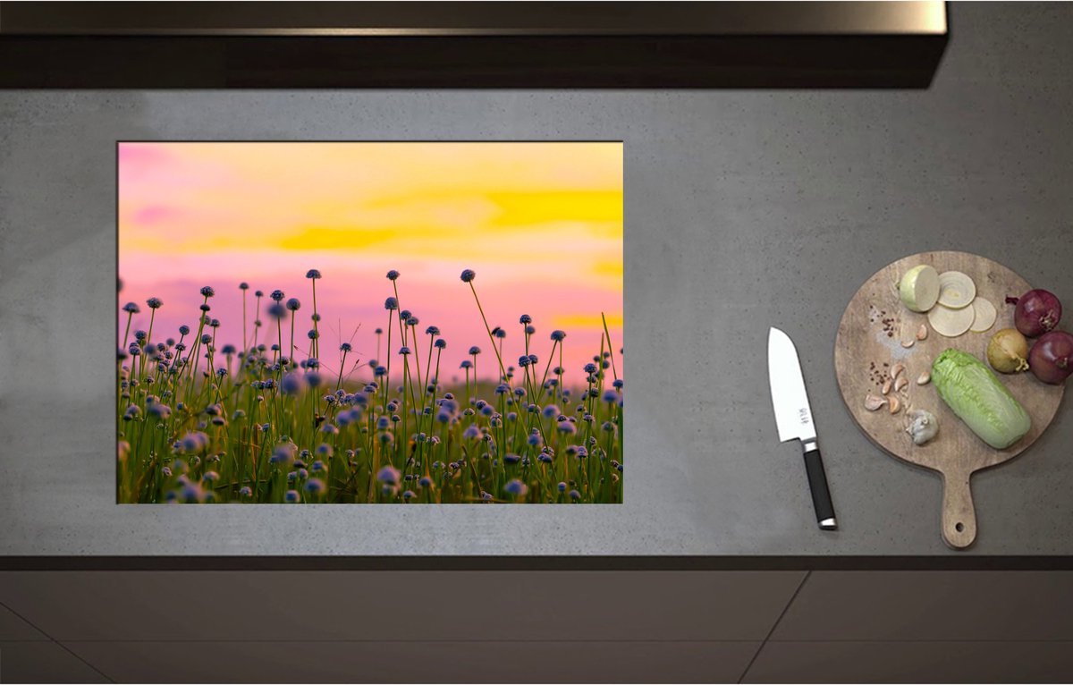 Inductieplaat Beschermer - Bloemenveld Vol Paarse Knopjes Bloemen - 71x51 cm - 2 mm Dik - Inductie Beschermer - Bescherming Inductiekookplaat - Kookplaat Beschermer van Zwart Vinyl