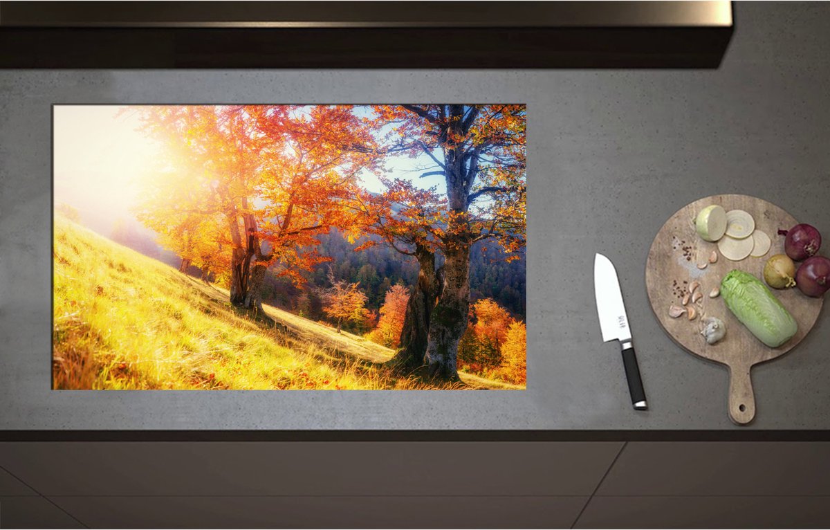 Inductieplaat Beschermer - Bomen op Rand van Berg in Herfst Tinten - 85x52 cm - 2 mm Dik - Inductie Beschermer - Bescherming Inductiekookplaat - Kookplaat Beschermer van Wit Vinyl
