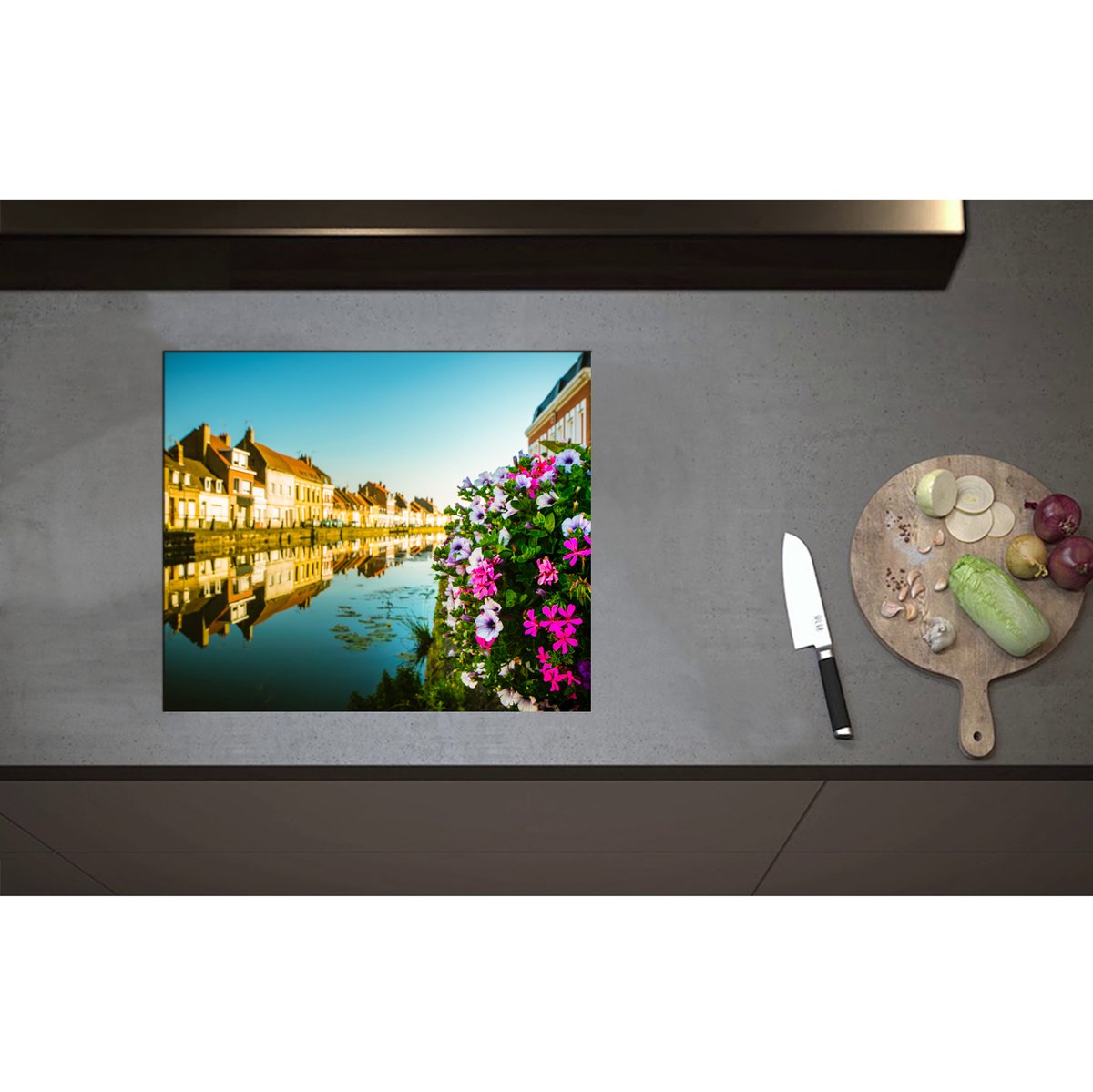 Inductieplaat Beschermer - Bloemensturik bij Huisjes aan eht Water - 59x50 cm - 2 mm Dik - Inductie Beschermer - Bescherming Inductiekookplaat - Kookplaat Beschermer van Zwart Vinyl