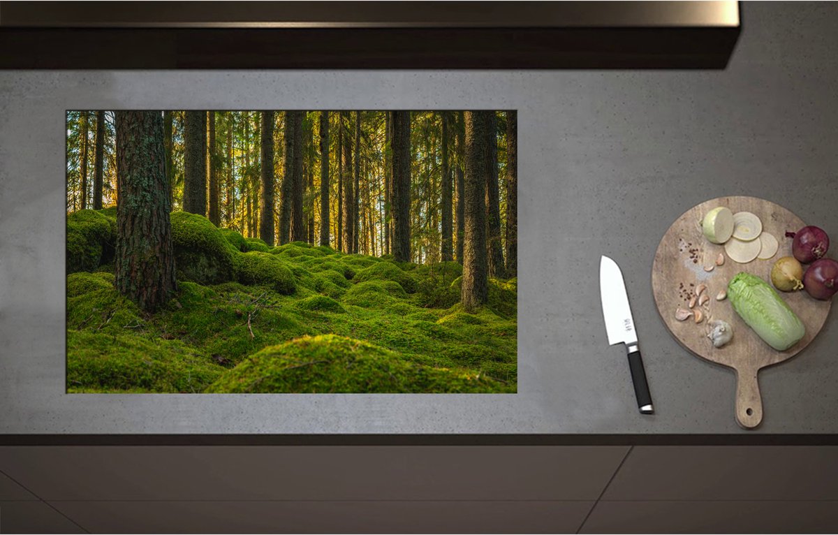 Inductieplaat Beschermer - Bomen in Bos bij Groen Begroeide Ondergrond - 85x51 cm - 2 mm Dik - Inductie Beschermer - Bescherming Inductiekookplaat - Kookplaat Beschermer van Zwart Vinyl