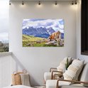 Een bruine koe in de Alpen op een poster.