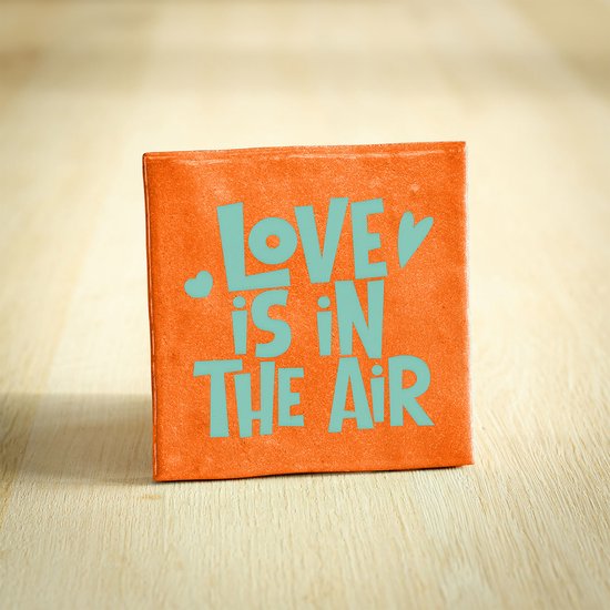 Tegeltje - Love is In The Air | Oranje & Zeegroen | 10x10cm - Interieur - Wijsheid - Tegelwijsheid - Spreuktegel - Keramiek - BONT