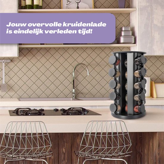 Zwart kruidenrek met 20 potjes op een aanrecht.