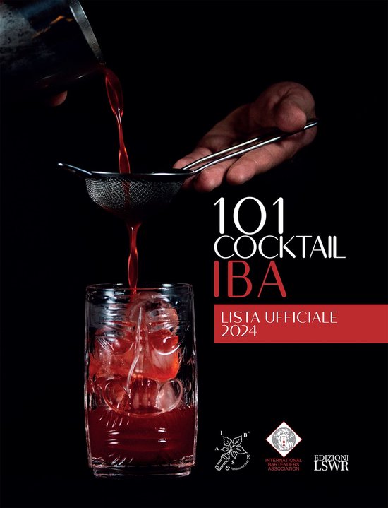 Een rode cocktail wordt in een glas met ijs gefilterd. "101 Cocktail IBA Lista Ufficiale 2024"